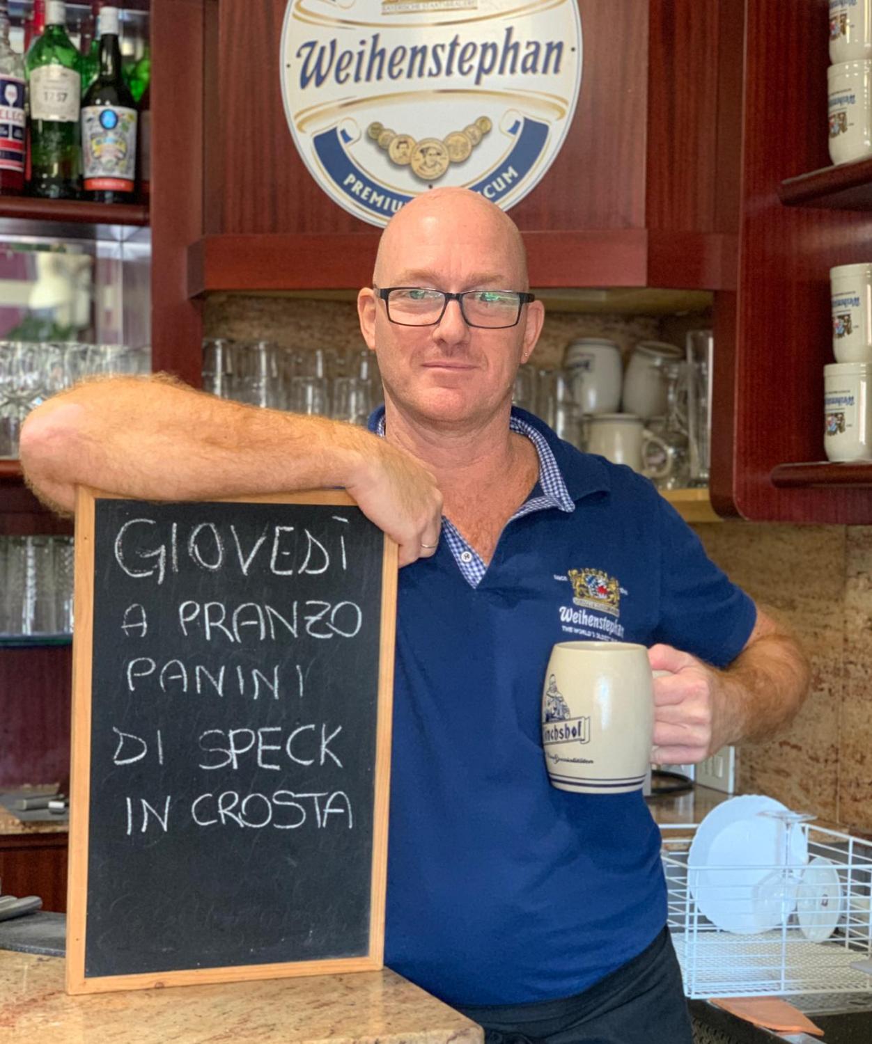Titolare e specchio del pranzo